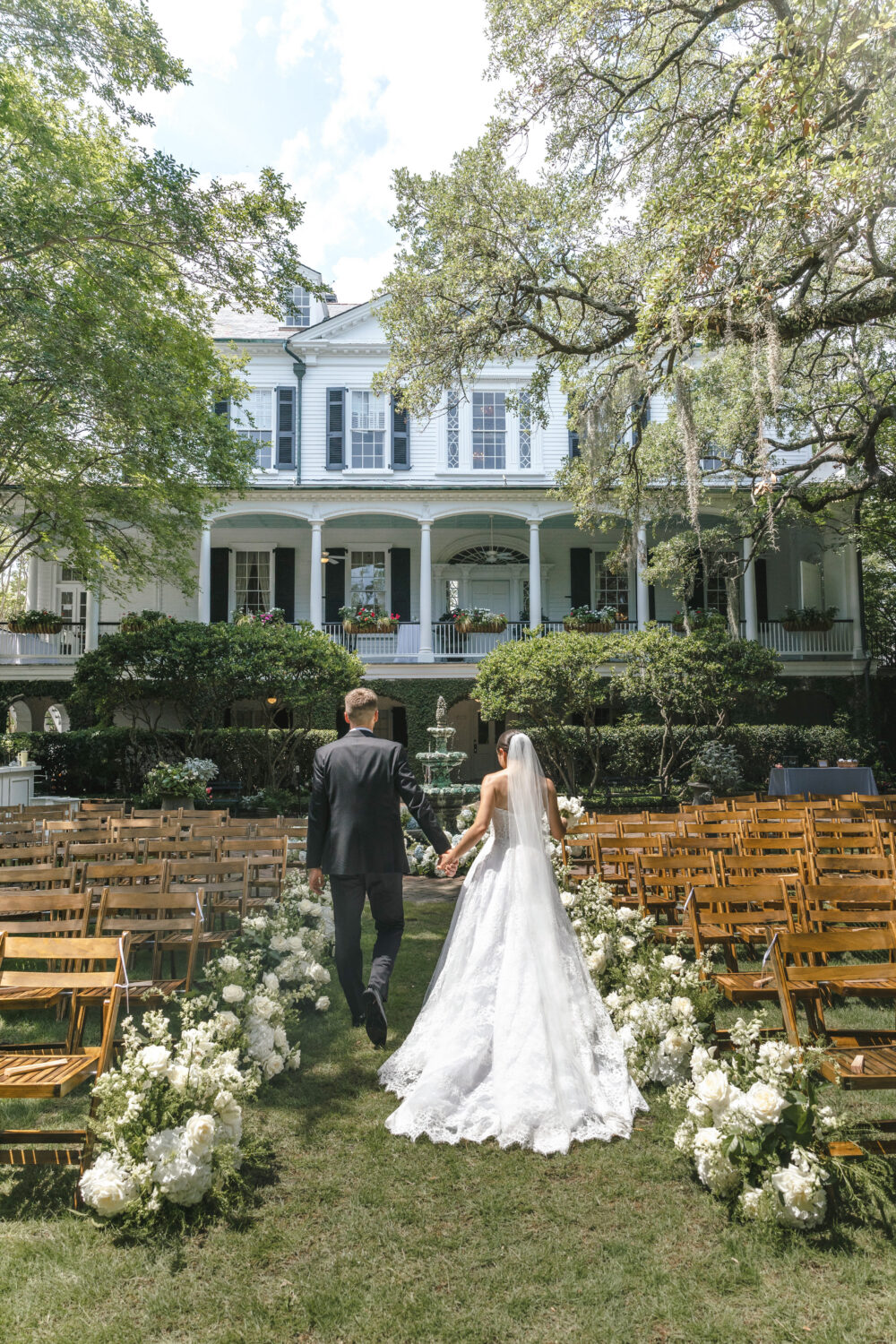 couple walk towards the Governor Thomas Bennett House from the lawn